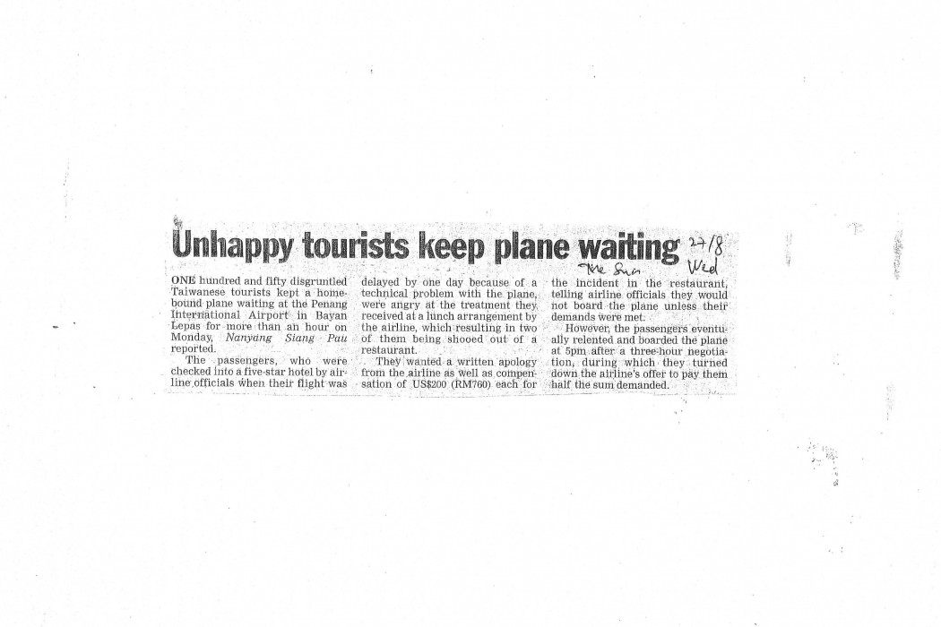 Unhappy tourists keep plane waiting